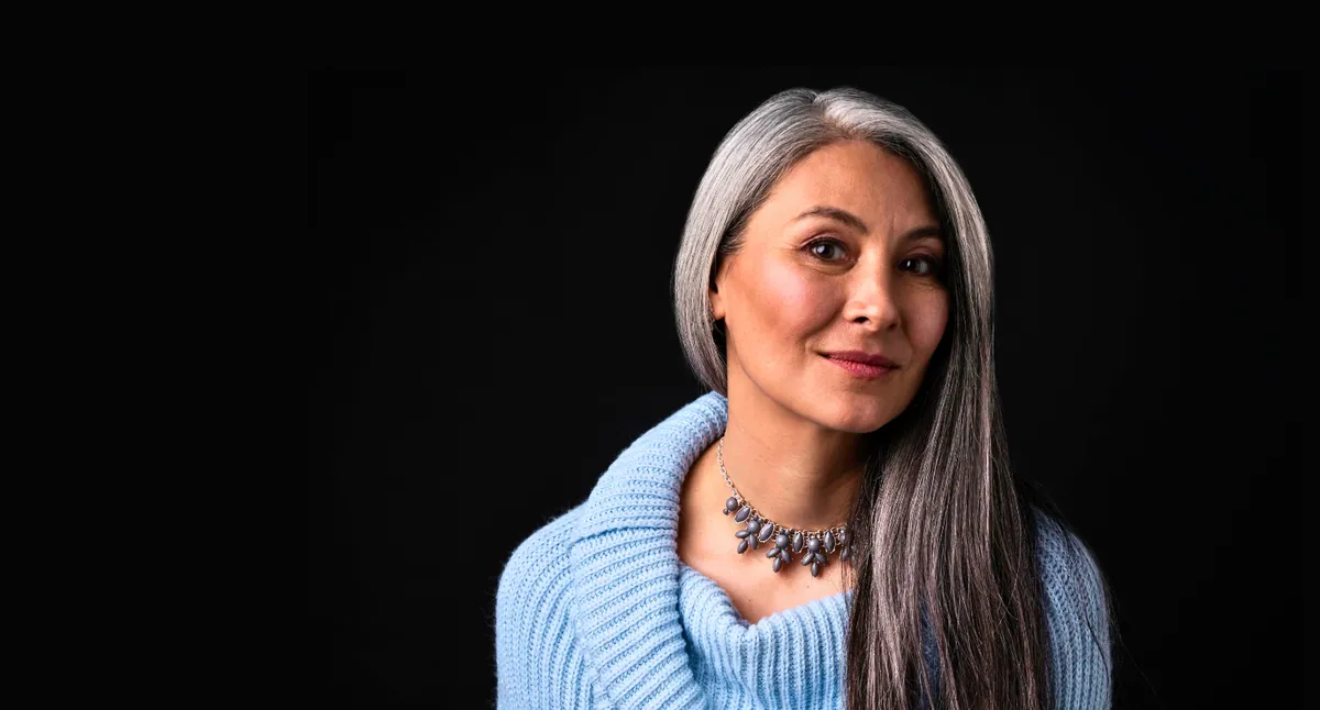 Canas al poder: Cómo realzar su belleza natural con estilo